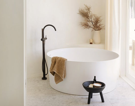 Three Birds Renovations Modern Mallorca: Round bathtub with black taps